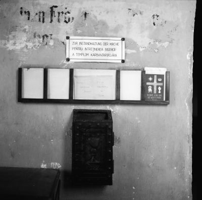 Basilikan i Marienburg kan behöva några slantar. Besökaren upplyses på tre språk - tyska, rumänska och ungerska - om möjligheten att ge ett bidrag till underhållet av kyrkan.